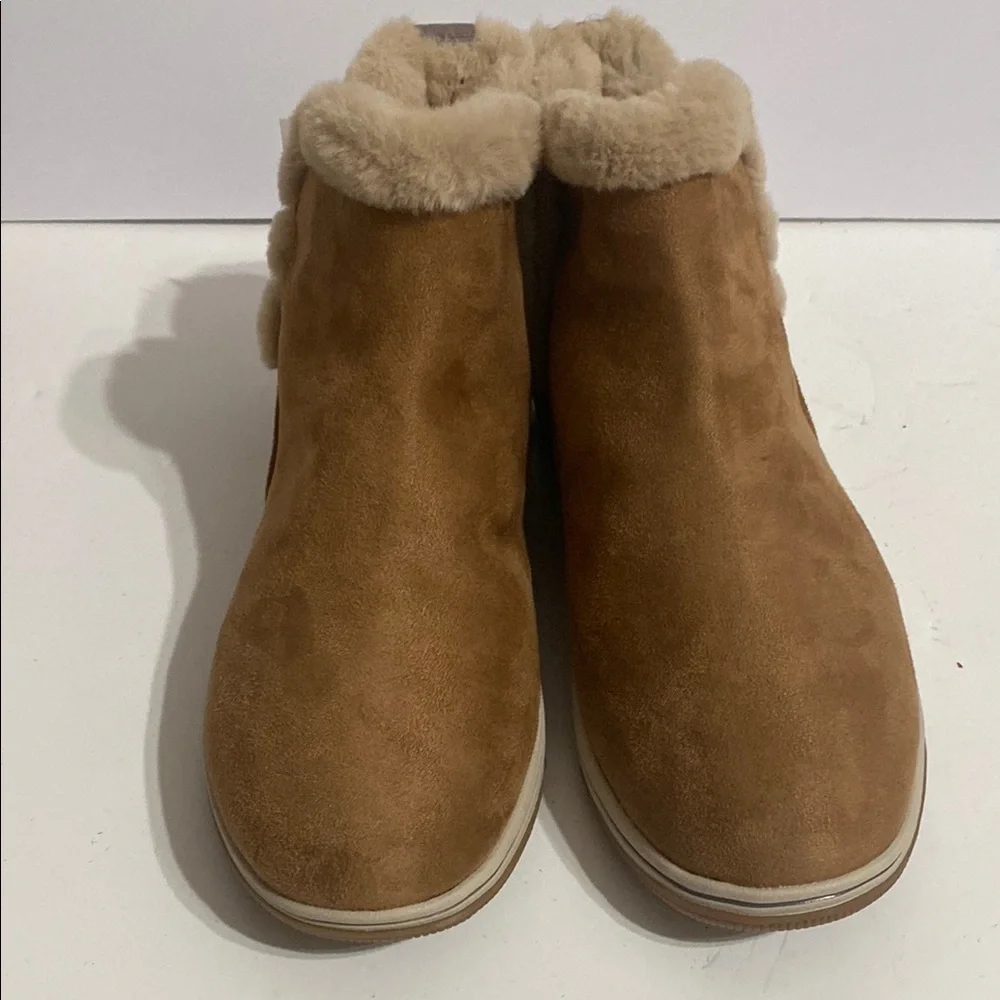 Clarks Women's Tan Ankle Boots with Faux Fur Lining Size 11